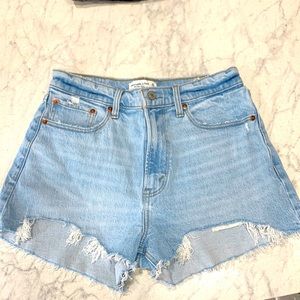 Never worn Abercrombie & Fitch CURVE LOVE mom short high rise. Size 6 (28)